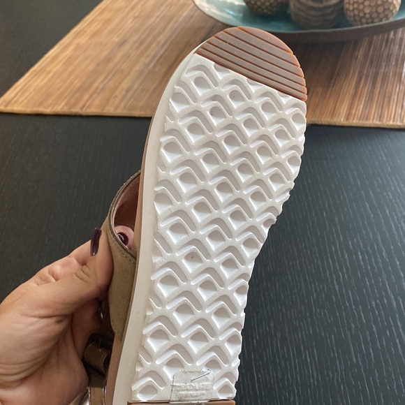 6.5 Brand new tan UGGs women’s sandals - Picture 4 of 4